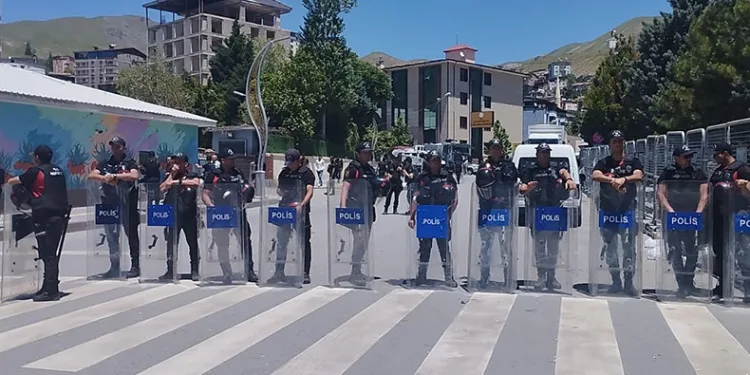Hakkari Belediye Başkanı Akış tutuklandı