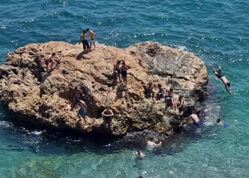 Antalya sahillerinde bayram yoğunluğu