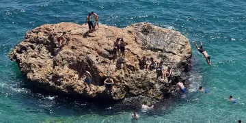 Antalya sahillerinde bayram yoğunluğu