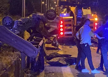Devrilen otomobilde 3 kişi hayatını kaybetti