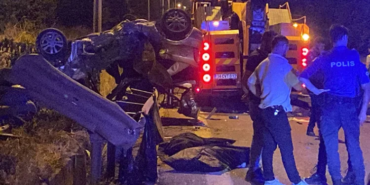 Devrilen otomobilde 3 kişi hayatını kaybetti