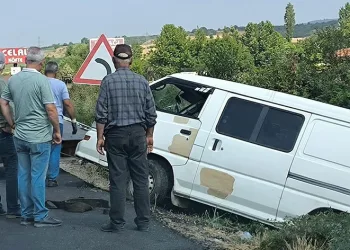 Kontrolden çıkan minibüs şarampole uçtu