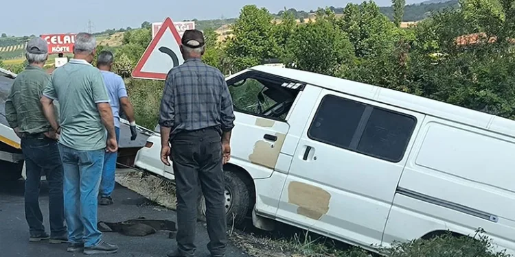 Kontrolden çıkan minibüs şarampole uçtu