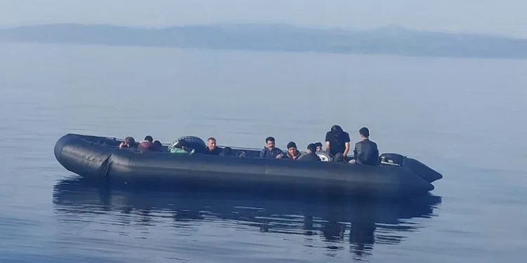9’u çocuk 22 düzensiz göçmen kurtarıldı