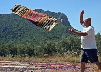 Halı meraklısının gözü bu tarlada