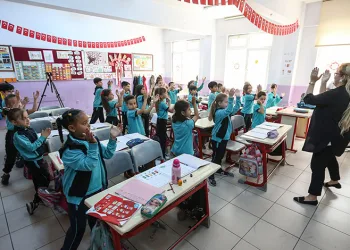 Bursa’da minikler işitme engelli arkadaşları için işaret dili öğrendi