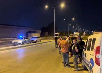 Bursa’da işçileri taşıyan servis ile kamyonet çarpıştı: 8 yaralı