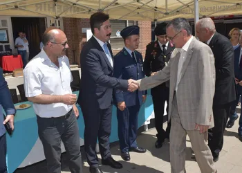 Yenişehir halkı Belediye Meydanı’nda bayramlaştı