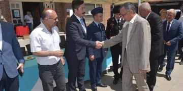 Yenişehir halkı Belediye Meydanı’nda bayramlaştı