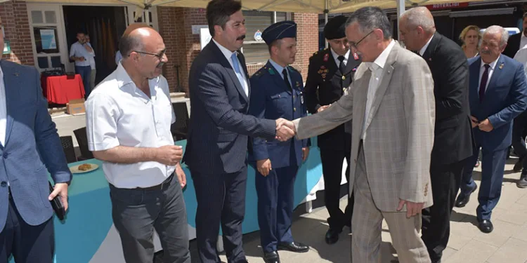 Yenişehir halkı Belediye Meydanı’nda bayramlaştı