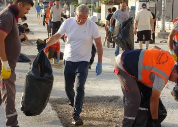 Vatandaşın kirlettiği sahilleri Belediye Başkanı temizledi