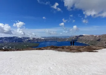 Nemrut Kalderası’nın bir yanı kar bir yanı bahar