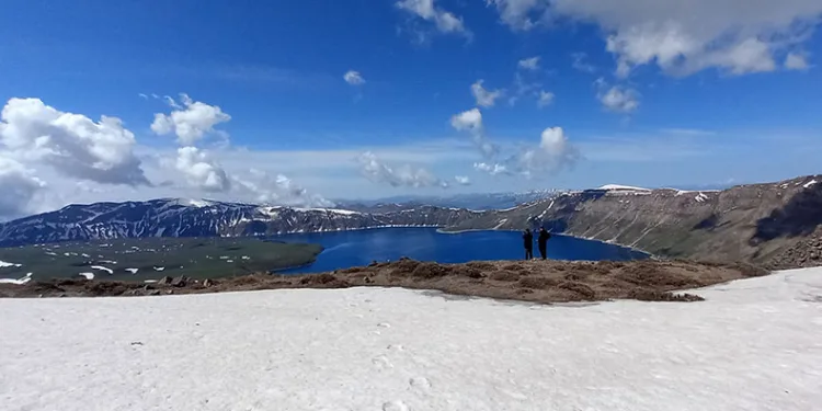 Nemrut Kalderası’nın bir yanı kar bir yanı bahar