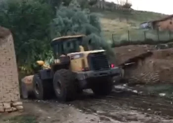 Başkale’de yollar dereye döndü