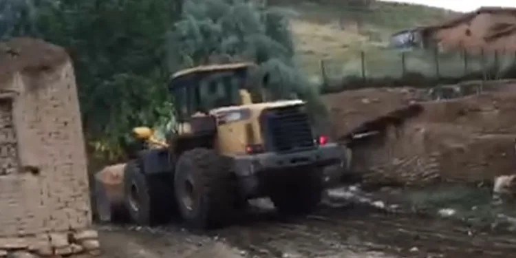 Başkale’de yollar dereye döndü