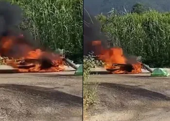 Seyir halindeki motosiklet alev alev yandı