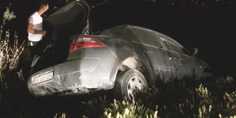 Kayaya takılan otomobil uçurumda askıda kaldı