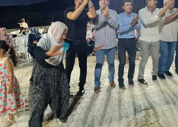 83 yaşında, 2 saat halay çekti
