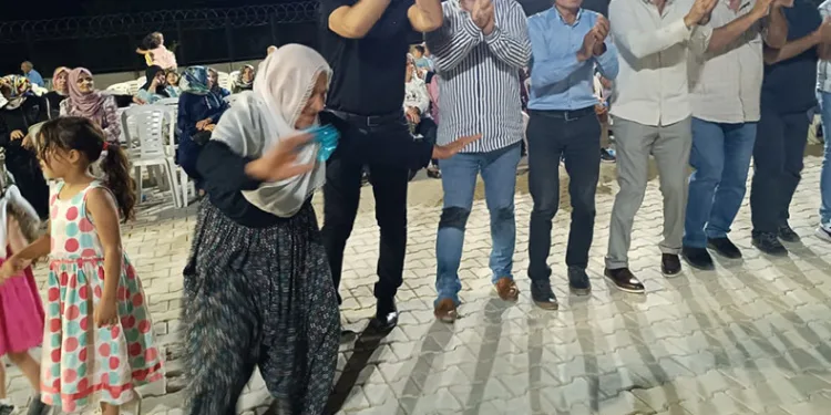83 yaşında, 2 saat halay çekti