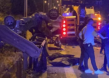 Devrilen otomobilde 3 kişi hayatını kaybetti