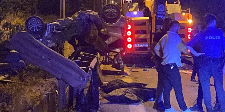 Devrilen otomobilde 3 kişi hayatını kaybetti