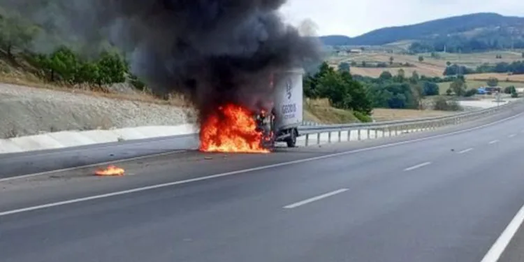 Çaresizce araçlarının yanmasını izlediler
