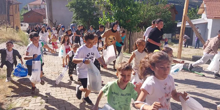 Çocuklar, bayram coşkusunu adak geleneğiyle erken yaşadı