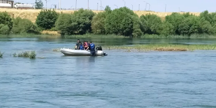 Adacıkta mahsur kalan aile kurtarıldı