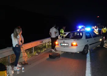 Tekeri kopan otomobil bariyere çarptı