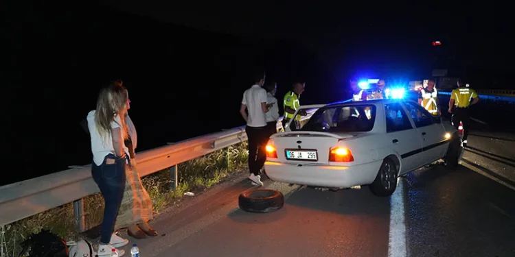 Tekeri kopan otomobil bariyere çarptı