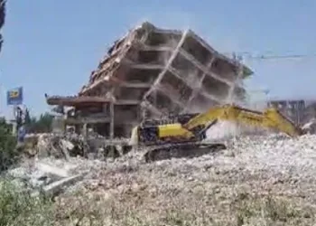5 katlı binanın yerle bir oldu