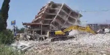 5 katlı binanın yerle bir oldu