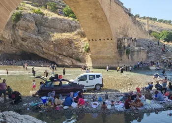 Vatandaşlar serinlemek için Kahta Çayına girdi