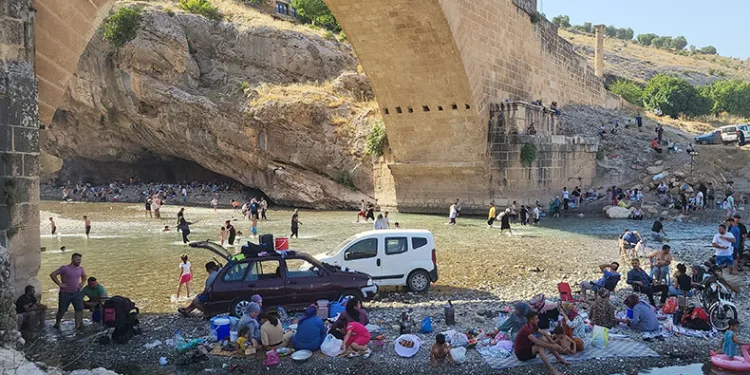 Vatandaşlar serinlemek için Kahta Çayına girdi