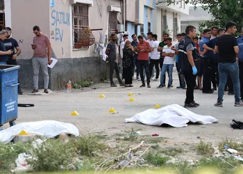 Tüm aileyi tabancayla vurarak öldürdü