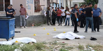 Tüm aileyi tabancayla vurarak öldürdü