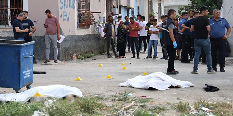 Tüm aileyi tabancayla vurarak öldürdü