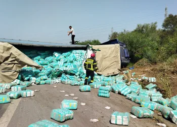 Çocuk bezi yüklü tır devrildi