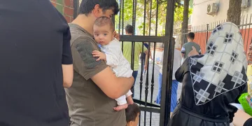 3 haftalık bebek annesini bekledi