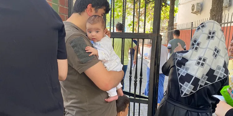 3 haftalık bebek annesini bekledi
