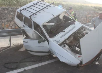 Bariyerlere çarpan otomobil asılı kaldı