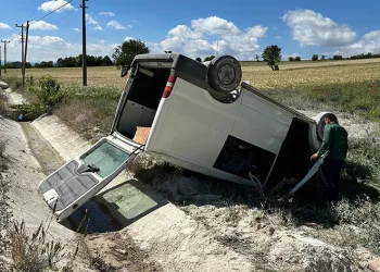 Yoldan çıkan minibüs, şarampole uçtu