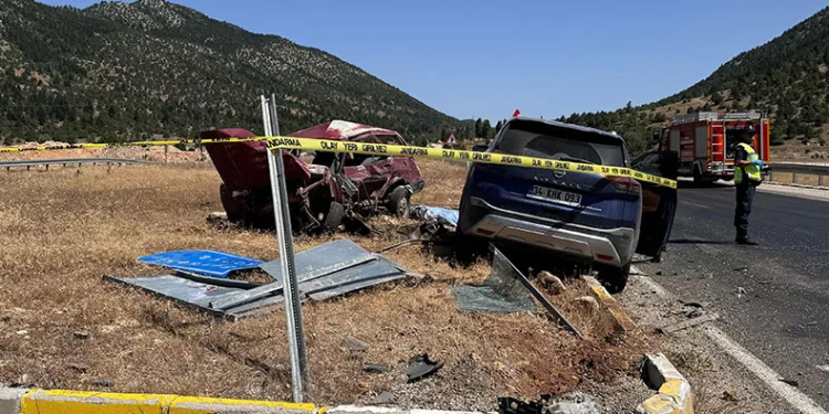 Konya’da otomobil ile cip çarpıştı