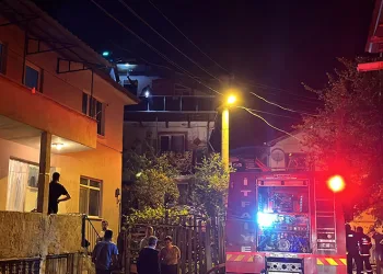 Üç katlı evde yangın paniği