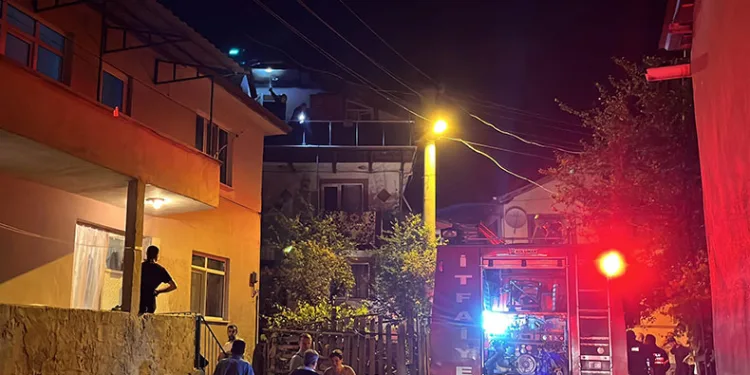 Üç katlı evde yangın paniği