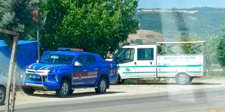 Yol kenarında erkek cesedi bulundu