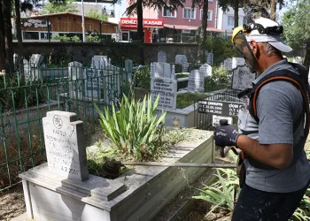 17 ilçede mezarlıklar bayrama hazır