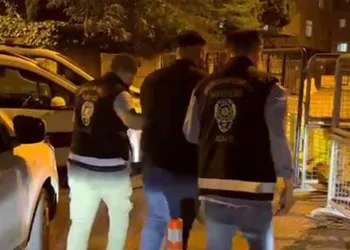 Elinde silahla araç sürüp yoldan geçenleri korkuttu