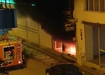 Mobilya döşeme dükkanında korkutan yangın