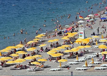 Antalya’da sahillerdeki yoğunluk arttı